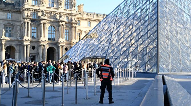 Nach Raubüberfall auf Louvre in Paris