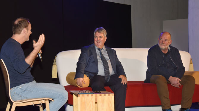 Pfulben-Talk Amtsrichter Eberhard Hausch (Mitte) und Schöffe Rolf Goller (rechts) wagten sich beim 28. Pfulben-Talk aufs Sofa und standen Mod