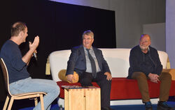 Amtsrichter Eberhard Hausch (Mitte) und Schöffe Rolf Goller (rechts) wagten sich beim 28. Pfulben-Talk aufs Sofa und standen Mod