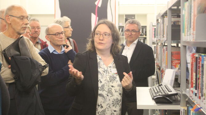 Stadtbücherei Mössingen Leiterin Bettina Krimmel-Diem (Bildmitte) führte Vertreter des Gemeinderats und der Stadtverwaltung durch die Mössinger Stadtbüc