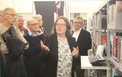 Leiterin Bettina Krimmel-Diem (Bildmitte) führte Vertreter des Gemeinderats und der Stadtverwaltung durch die Mössinger Stadtbüc