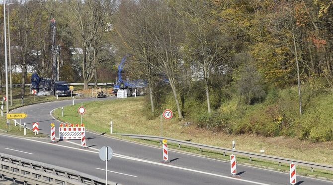 Verkehr, B28, Sperrung, Ausfahrt Reutlingen-Betzingen Noch wird gebohrt. Denn unter der noch gesperrten Ausfahrt verläuft unsichtbar der Fürstbach. Mit den Bohrungen soll herausgefun
