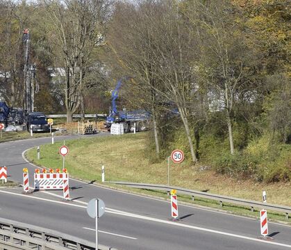 Noch wird gebohrt. Denn unter der noch gesperrten Ausfahrt verläuft unsichtbar der Fürstbach. Mit den Bohrungen soll herausgefun