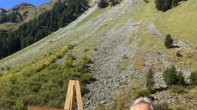 Architekt Ernst Pfeifer steht im Garneratal an der Stelle, wo er ein Dorf für »Schlafes Bruder« bauen ließ.