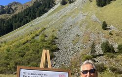 Architekt Ernst Pfeifer steht im Garneratal an der Stelle, wo er ein Dorf für »Schlafes Bruder« bauen ließ.
