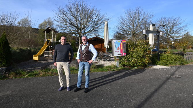 Biergarten Klostermühle Mittelstadt Jaroslav (links) und Christof Schwarzer, Besitzer der Klostermühle, stehen vor dem Biergarten. Ihnen wurde der Pachtvertrag für