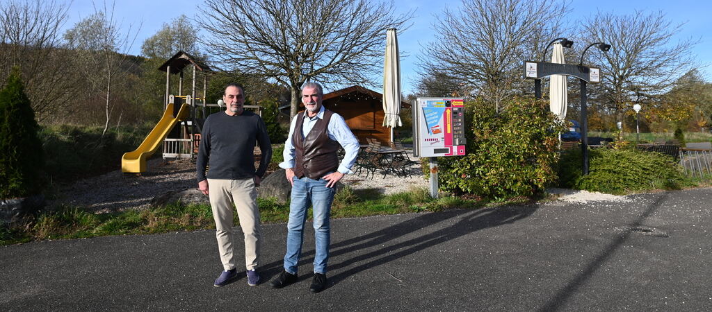Jaroslav (links) und Christof Schwarzer, Besitzer der Klostermühle, stehen vor dem Biergarten. Ihnen wurde der Pachtvertrag für 