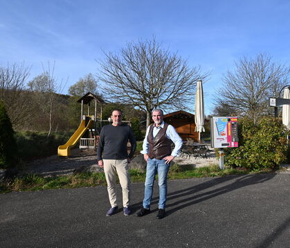 Jaroslav (links) und Christof Schwarzer, Besitzer der Klostermühle, stehen vor dem Biergarten. Ihnen wurde der Pachtvertrag für
