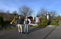 Jaroslav (links) und Christof Schwarzer, Besitzer der Klostermühle, stehen vor dem Biergarten. Ihnen wurde der Pachtvertrag für