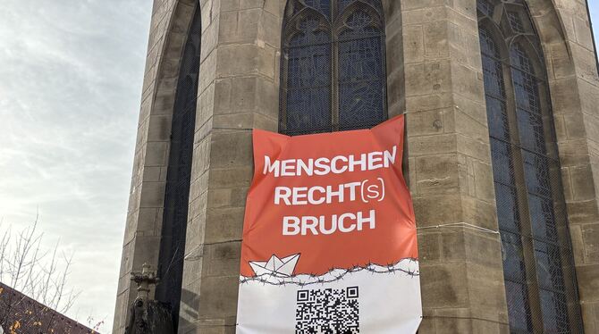 Plakat an der Citykirche Ein Plakat der Seebrücke und des Asylpfarramts hängt an der Citykirche.