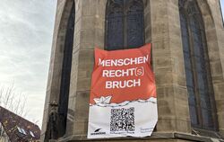 Ein Plakat der Seebrücke und des Asylpfarramts hängt an der Citykirche.