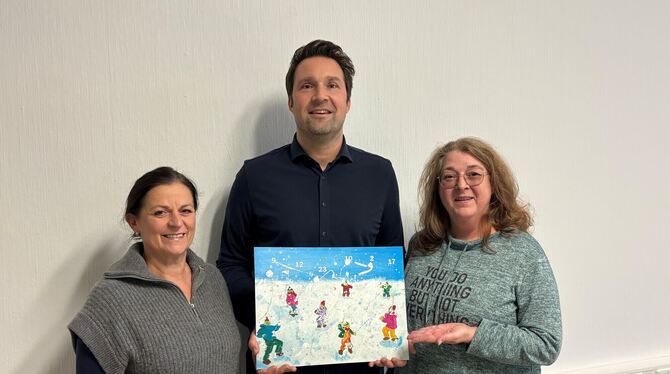 Lions Club Stolz zeigen (von links) Lions-Club-Präsidentin Dr. Simone Maier, der Kalender-Beauftragte Frank Kretzschmar sowie Birgitt Dürr