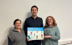 Stolz zeigen (von links) Lions-Club-Präsidentin Dr. Simone Maier, der Kalender-Beauftragte Frank Kretzschmar sowie Birgitt Dürr