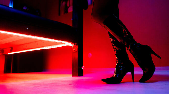 lackstiefel, lack, rotlicht, lni, nsb Ob diese Prostituierte ordnungsgemäß angemeldet ist und über notwendige Gesundheitsbescheinigungen verfügt?