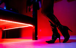 Ob diese Prostituierte ordnungsgemäß angemeldet ist und über notwendige Gesundheitsbescheinigungen verfügt?