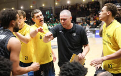 Trainer Henrik Sonko und die Tübinger Basketballer stehen vor einem Doppelspieltag.