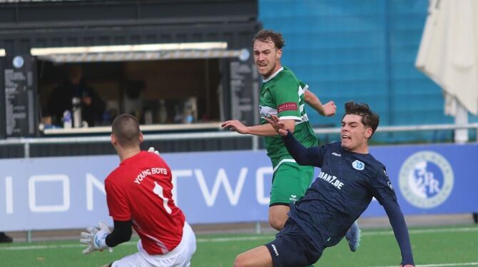 Trifft und trifft und trifft: Angreifer Leon Fleischer (grünes Trikot) vom TSV Eningen.