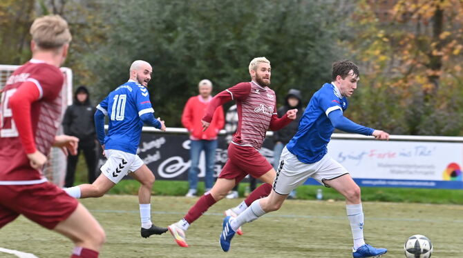 Nicht zu stoppen. Elias Lachenmann (vorne, blau) eilt Simon Hanle  (rot, SG Reutlingen) davon.