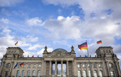 Immer mehr Menschen zweifeln, ob die Demokratie die großen Probleme unserer Zeit lösen kann.