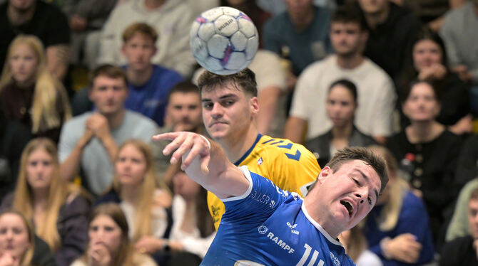 3. Liga, DHB, Handball, Maenner, Saison 2025/26 Zieht sich gegen die HSG Konstanz eine Knieverletzung zu: Pfullingens Torjäger Niklas Roth. Hinten: Lukas Dietrich.