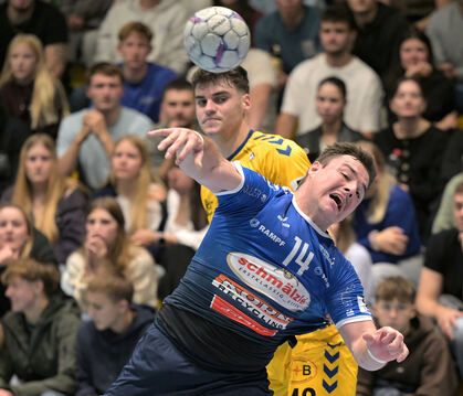 Zieht sich gegen die HSG Konstanz eine Knieverletzung zu: Pfullingens Torjäger Niklas Roth. Hinten: Lukas Dietrich.