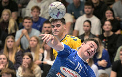 Zieht sich gegen die HSG Konstanz eine Knieverletzung zu: Pfullingens Torjäger Niklas Roth. Hinten: Lukas Dietrich.