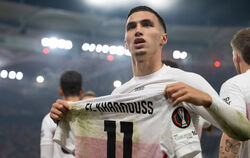 Was Lionel Messi kann, kann ich schon lange. Das denkt sich Bilal El Khannouss und zeigt nach dem 1:0 den VfB-Fans in der Kurve