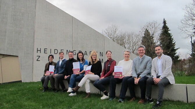 Die neuen Partner des Biosphärengebiets Schwäbische Alb bei der Verleihung der Partner-Urkunden durch Regierungspräsident Klaus Die neuen Partner des Biosphärengebiets Schwäbische Alb bei der Verleihung der Partner-Urkunden durch Regierungspräsident Klaus