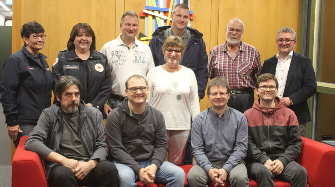 Blutspender Mössingen Tanja Braun und Andrea Schuler vom DRK (stehend von links) und Oberbürgermeister Michael Bulander (stehend ganz rechts) ehrten M