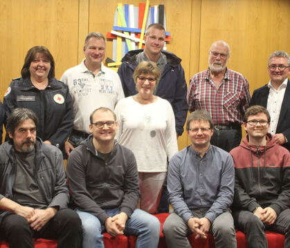 Tanja Braun und Andrea Schuler vom DRK (stehend von links) und Oberbürgermeister Michael Bulander (stehend ganz rechts) ehrten M