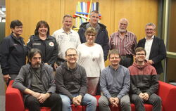 Tanja Braun und Andrea Schuler vom DRK (stehend von links) und Oberbürgermeister Michael Bulander (stehend ganz rechts) ehrten M