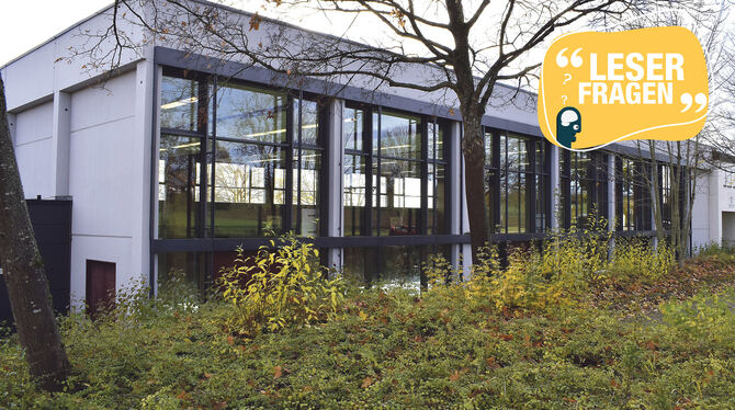 Das offene Fenster ist auf dieser Ansicht der Turn- und Gemeindehalle Walddorfhäslach erst bei ganz genauem Hinsehen erkennbar: