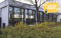 Das offene Fenster ist auf dieser Ansicht der Turn- und Gemeindehalle Walddorfhäslach erst bei ganz genauem Hinsehen erkennbar: