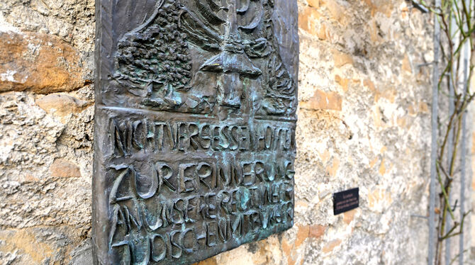 Diese Gedenktafel im  Heimatmuseumsgarten erinnert an die in Vernichtungslagern ermordeten jüdischen Mitbürgerinnen und Mitbürge
