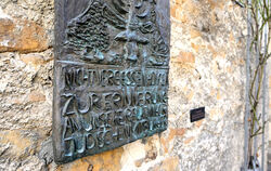 Diese Gedenktafel im  Heimatmuseumsgarten erinnert an die in Vernichtungslagern ermordeten jüdischen Mitbürgerinnen und Mitbürge