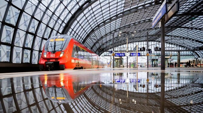 Regionalzug fährt in den Hauptbahnhof Berlin ein