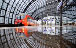 Regionalzug fährt in den Hauptbahnhof Berlin ein