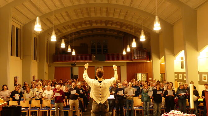 Projektchor Der Riesenchor füllt schon die Hälfte der Sitzplätze im Kirchenschiff. Beim Auftritt werden die Sänger auf Podesten stehen.