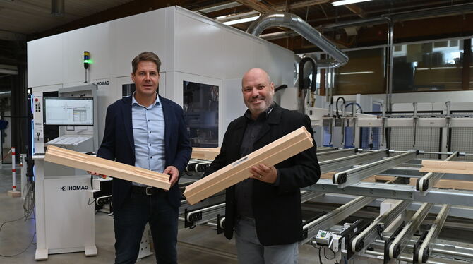 Stefan Reitze (links) und Uwe Kopf, geschäftsführende Mitgesellschafter der Gutbrod Fenster und Türen GmbH & Co. KG , vor der ne