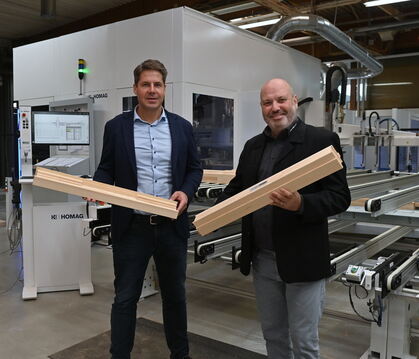 Stefan Reitze (links) und Uwe Kopf, geschäftsführende Mitgesellschafter der Gutbrod Fenster und Türen GmbH & Co. KG , vor der ne