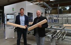 Stefan Reitze (links) und Uwe Kopf, geschäftsführende Mitgesellschafter der Gutbrod Fenster und Türen GmbH & Co. KG , vor der ne