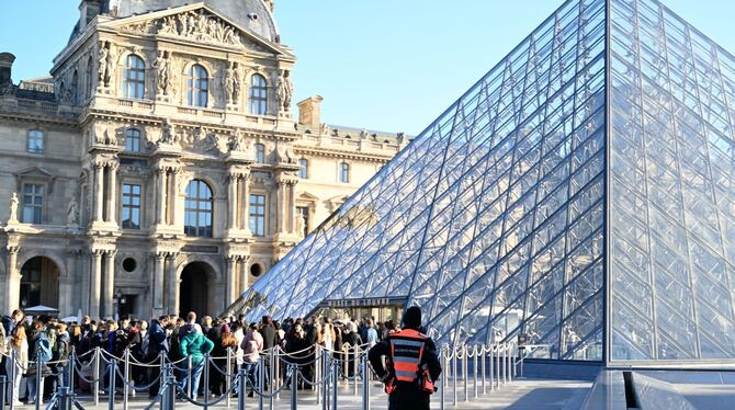 Nach Raubüberfall auf Louvre in Paris Nach Raubüberfall auf Louvre in Paris