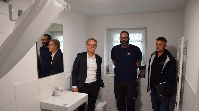 Badezimmer, Badsanierung Geschäftsführer Matthias Sacher (links) präsentierte dem GEA kürzlich die Sanierungsarbeiten der Kreisbau in Bodelshausen.
