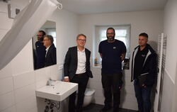 Geschäftsführer Matthias Sacher (links) präsentierte dem GEA kürzlich die Sanierungsarbeiten der Kreisbau in Bodelshausen.