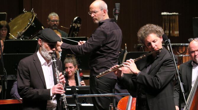 kolsimcha heitzler baumann grehl württembergische philharmonie kaleidoskop konzert stadthalle reutlingen foto akr Klangzauberer am Werk: (von links) Klarinettist Michael Heitzler, Dirigent Rasmus Baumann, Flötist Pirmin Grehl.