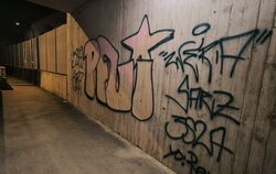 Kaum war die neue Eisenbahnbrücke in Wannweil da, hat sich hier schon jemand verewigt. Die Gemeinde will illlegale Besprühungen