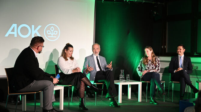 GEA-Nachrichtenchef David Drenovak (von links) mit Marion Rostam, Thomas Reumann, Marion Bär und Maximilian Menton beim AOK-Podi