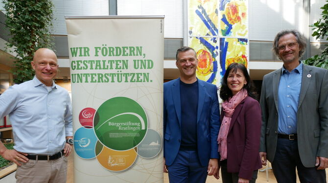 Bürgerstiftung 2025 Sie freuen sich als Vorstand darüber, dass die Bürgerstiftung 2025 so viel Geld verteilen konnte, (von links) Dr. Hans Hamann, D