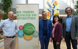 Sie freuen sich als Vorstand darüber, dass die Bürgerstiftung 2025 so viel Geld verteilen konnte, (von links) Dr. Hans Hamann, D