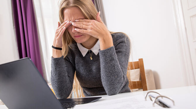 tmn0350, Beruf, Ratgeber, Psychologie, Selbstzweifel, Frauen, Männer, Karriere Mobbing findet oft am Arbeitsplatz statt. Frauen sind häufiger betroffen als Männer.